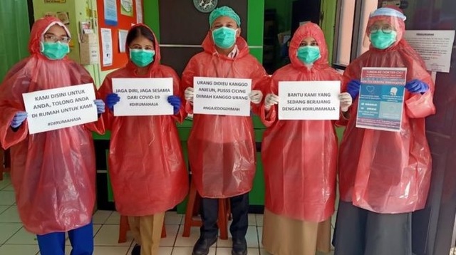 방호복이 없어 간호사들이 비옷을 구입하기 위해 자금을 모았고, 공유할 두 개의 의료용 고글을 구입했다. 간호사들이 비옷을 입고 의료용품 공급을 호소하고 있다(출처: 인도네시아 간호사 노비타 SNS)