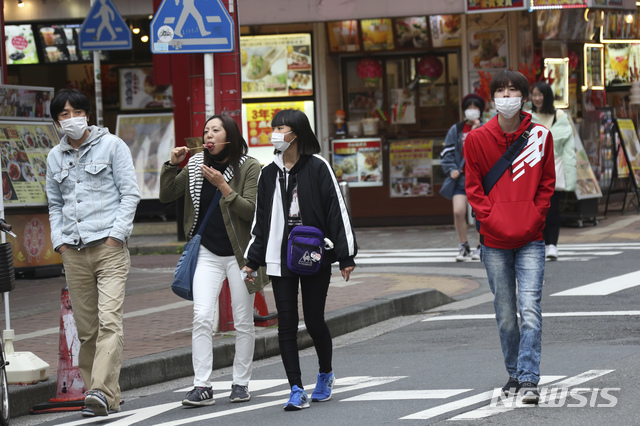 일본 도쿄 인근 요코하마의 차이나타운에서 지난달 31일 시민들이 마스크를 쓴 채 거리를 걷고 있다. (출처: 뉴시스)