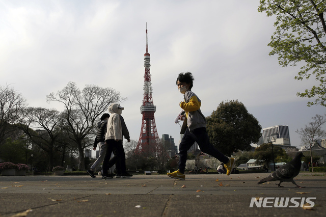 신종 코로나바이러스 감염증(코로나19)이 확산 중인 일본 도쿄에서 3일 마스크를 낀 사람들이 걷고 있다. (출처: 뉴시스)