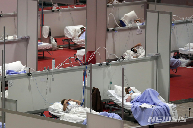 2일(현지시간) 스페인 마드리드의 이페마 전시장에 세워진 임시 야전병원에 신종 코로나바이러스 감염증(코로나19) 환자들이 치료를 받고 있다. (출처: 뉴시스)
