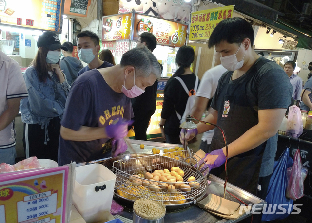 대만 타이베이의 야시장에서 신종 코로나바이러스 감염증(코로나19) 예방을 위해 마스크를 쓴 한 상인들이 손님을 기다리고 있다(출처: 뉴시스)