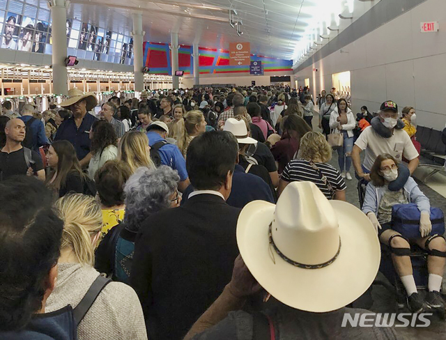 미 텍사스주 그레이프바인의 댈러스/포트워스 국제공항에서 지난달 14일 유럽으로부터 미국에 도착한 사람들이 세관을 통과하기 위해 긴 줄을 서서 기다리고 있다. (출처: 뉴시스)