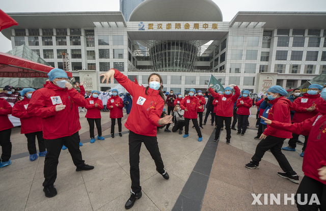 9일(현지시간) 중국 후베이성 우한의 장한 임시병원 앞에서 내몽골 자치구 의료진이 폐원 기념식에 참석해 춤을 추고 있다. (출처: 뉴시스)