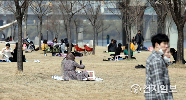 [천지일보=남승우 기자] 포근한 봄 날씨를 보인 21일 서울 여의도한강공원을 찾은 나들이객들이 휴식을 취하고 있다. ⓒ천지일보 2020.3.21