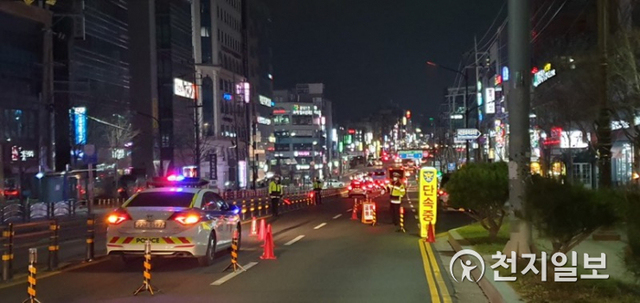 천안서북경찰서가 ‘S자형’ 차로를 만들어 단속을 펼치고 있다. (제공: 천안서북경찰서) ⓒ천지일보 2020.4.8