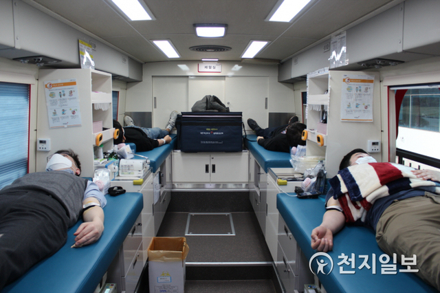 LG화학 노사가 공동으로 코로나19 극복을 위한 ‘릴레이 헌혈 캠페인’을 실시한다고 8일 밝혔다. 사진은 LG화학 오창공장 임직원들이 헌혈을 하고 있는 모습. (제공: LG화학) ⓒ천지일보 2020.4.8