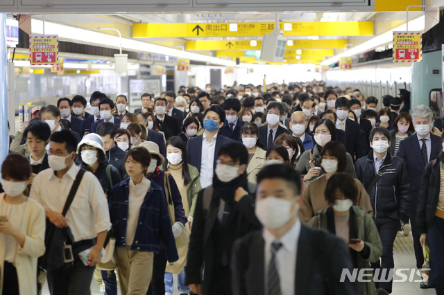 '긴급사태' 속 출근길 나선 후쿠오카 시민들[후쿠오카=AP/뉴시스] 8일 오전 일본 후쿠오카의 한 역에서 신종 코로나바이러스 감염증(코로나19) 확산 예방을 위해 마스크를 쓴 시민들이 출근하고 있다. 아베 신조 일본 총리는 7일 코로나19 확산을 막기 위해 도쿄 등 7개 지역에 긴급사태를 선포했다. 기간은 5월 6일까지 약 한 달간이다.