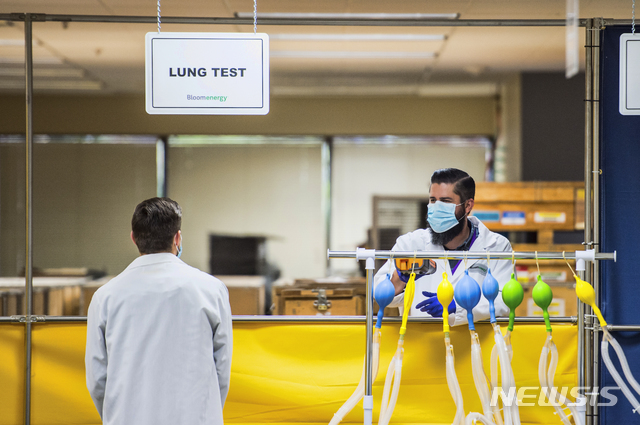 산소호흡기 검사하는 美 발전기 회사 직원들	[서니베일=AP/뉴시스] 28일(현지시간) 미 캘리포니아주 서니베일의 블룸 에너지 검사실에서 이곳 직원들이 산소호흡기 테스트를 하고 있다. 연료전지 발전기 제조업체인 블룸 에너지는 신종 코로나바이러스 감염증 여파로 환자가 늘어나 산소호흡기가 부족하게 되자 호흡기 생산에 나섰다.