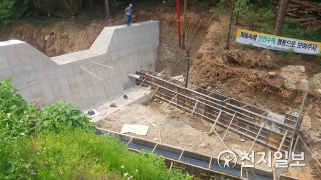 장성군이 산지 재해를 최소화하기 위한 사방댐 설치와 계류보전사업을 추진하는 가운데 사방시설물을 설치하고 있다. (제공: 장성군) ⓒ천지일보 2020.4.9