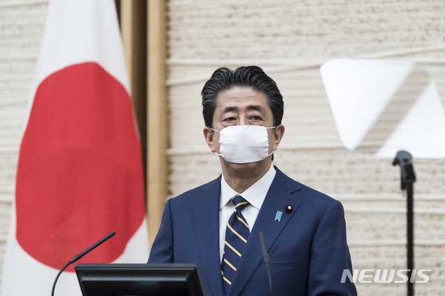 아베 신조 일본 총리가 7일 긴급사태 선언에 대한 기자회견을 연 가운데 마스크를 착용하고 있다. (출처: 뉴시스)