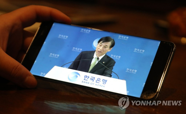 한국은행 금융통화위원회가 9일 오전 임시 회의를 열고 기준금리를 0.75%로 동결했다. 코로나19 확산 예방을 위해 이주열 한국은행 총재 기자간담회가 유튜브로 생중계되고 있다. (출처: 연합뉴스)