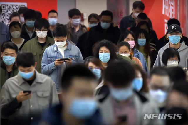 9일 중국 베이징의 한 지하철에서 시민들이 마스크를 착용한 채 출근길에 나선 모습. (출처: 뉴시스)