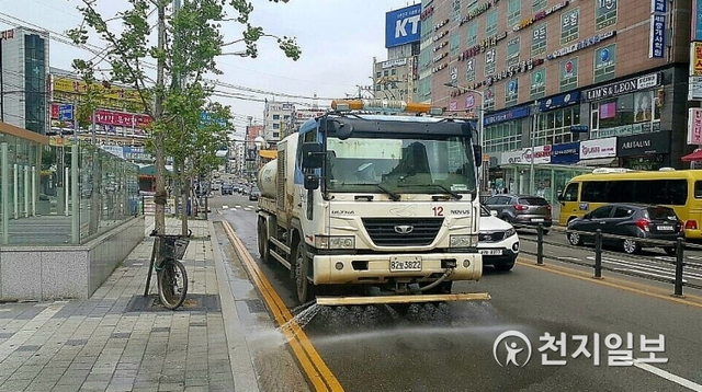 인천 서구가  살수차를 이용해 도로 먼지를 제거하고 있다. (사진 제공: 인천 서구) ⓒ천지일보 2019.11.3