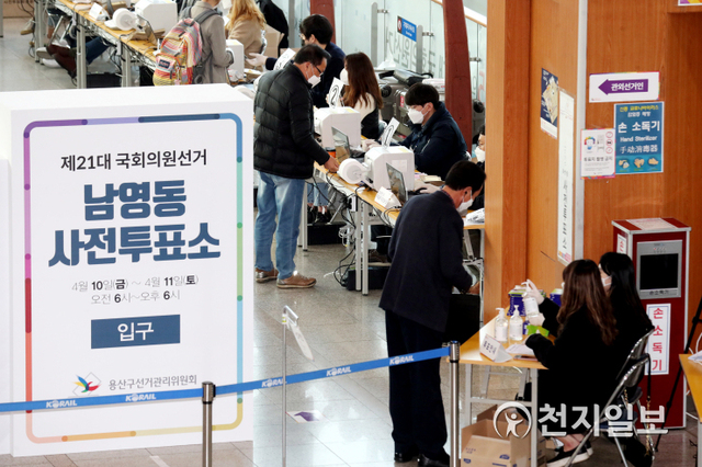 [천지일보=박준성 기자] 제21대 국회의원 선거의 사전투표가 시작된 10일 오전 서울역 역사에 설치된 남영동 사전투표소에서 유권자들이 투표를 하고 있다. ⓒ천지일보 2020.4.10