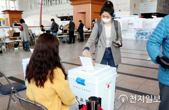 [천지일보=박준성 기자] 제21대 국회의원 선거의 사전투표가 시작된 10일 서울역 역사에 마련된 남영동 사전투표소에서 유권자가 투표용지를 투표함에 넣고 있다. ⓒ천지일보 2020.4.10