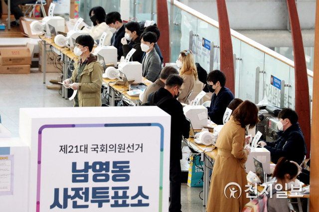 [천지일보=박준성 기자] 제21대 국회의원 선거의 사전투표가 시작된 10일 서울역 역사에 마련된 남영동 사전투표소에서 유권자들이 투표용지를 받아 기표소로 향하고 있다. ⓒ천지일보 2020.4.10