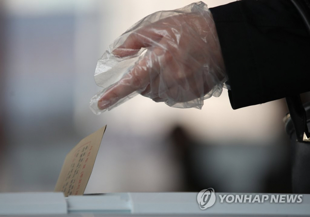 제21대 국회의원선거 사전투표 마지막 날인 11일 오전 서울역에 마련된 남영동 사전투표소에서 한 시민이 투표하고 있다. 2020.4.11 (출처: 연합뉴스)