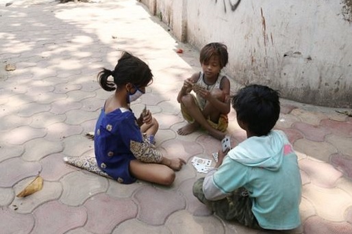 봉쇄령으로 인도 빈민가에 살고 있는 4천만명의 어린이들이 굶주림으로 고통받고 있으며 일터를 잃은 부모들은 먹을 것을 구하기 위해 집을 떠나는 이들도 속출하고 있다고 BBC는 전했다(출처: BBC 캡처)