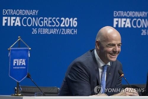 잔니 인판티노 FIFA 신임 회장이 27일(한국시간) 스위스 취리히에서 열린 FIFA 총회를 통해 새 수장으로 선출된 뒤 기자회견에서 질문을 받고 있다. (사진출처: 연합뉴스)