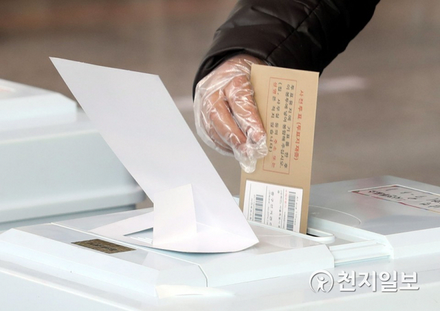 [천지일보=남승우 기자] 제21대 국회의원 선거의 사전투표 이틀째인 11일 오전 서울역에 마련된 남영동 사전투표소에서 시민들이 투표를 하고 있다. ⓒ천지일보 2020.4.11