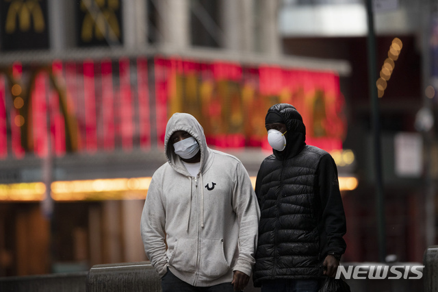 9일(현지시간) 신종 코로나바이러스 감염증(코로나19)이 확산하는 가운데 미국 뉴욕 타임스스퀘어에서 마스크를 낀 두 남성이 걷고 있다. (출처: 뉴시스)