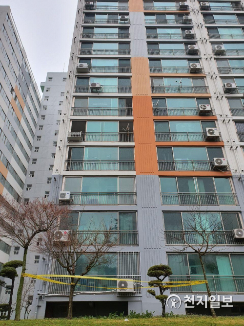 At 10:36 p.m. on the 9th, a 41-year-old Shincheonji believer who lives in an apartment in Suseong-dong, Jeongeup, North Jeolla Province, was killed in a fall. Police are investigating the case. The picture shows the apartment where Ms. A lived. (c)Cheonji News 2020.3.10.