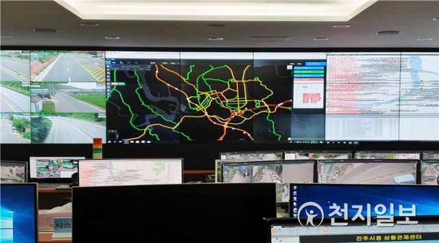 진주사도시관제센터 운영 모습. (제공: 진주시) ⓒ천지일보 2020.4.14