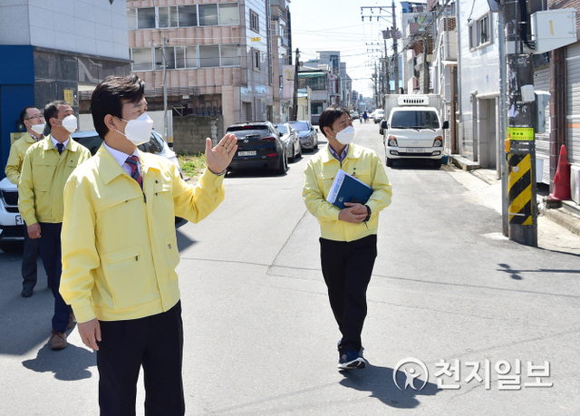 14일 조규일 시장이 안심지역 조성사업 현장을 방문해 양방향 비상소통 시스템과 CCTV 설치사항 등을 점검하고 있다. (제공: 진주시) ⓒ천지일보 2020.4.14
