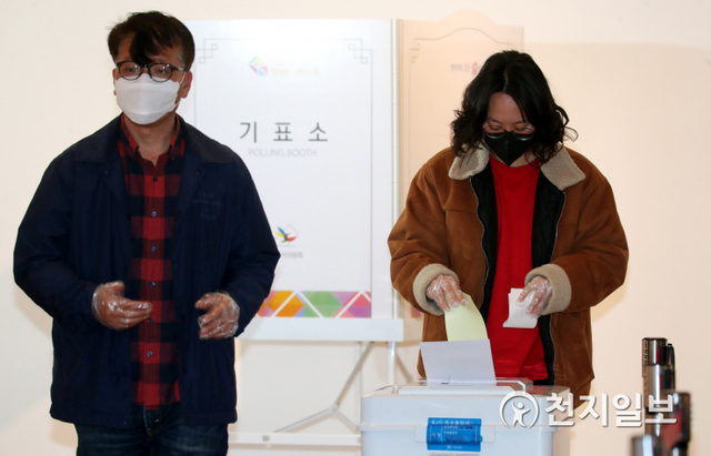 ‘제21대 국회의원 선거’ 투표일인 15일 오전 서울 종로구 이화동 제1투표소에서 시민들이 투표를 하고 있다. ⓒ천지일보 2020.4.15