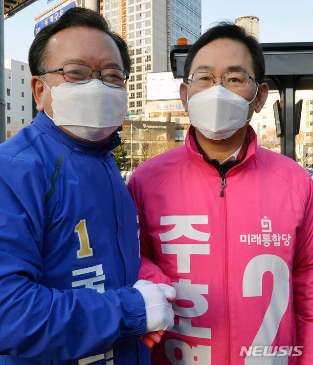 김부겸 후보와 주호영 후보가 2일 오전 대구 수성구 범어네거리에서 출근길 인사 시작전 악수하고 있다. (출처: 뉴시스)