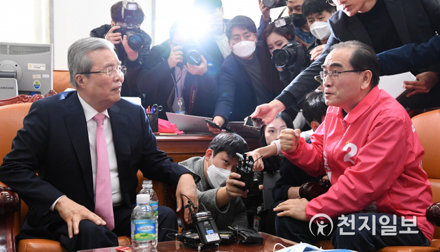 [천지일보=박준성 기자] 미래통합당 김종인 총괄선대위원장이 30일 서울 여의도 국회에서 태구민(태영호) 강남갑 후보자와 만나 선거와 관련한 이야기를 나누고 있다. ⓒ천지일보 2020.3.30