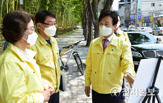 [천지일보 진주=최혜인 기자] 조규일 진주시장이 16일 구도심 활성화를 위해 추진 중인 ‘성북지구 도시재생 뉴딜사업’ 현장과 ‘강남지구 공예·민속예술거리 조성’ 예정지를 방문해 점검하고 있다.성북재생사업은 성북·중앙동 일대에 청년허브하우스, 어울림여가센터, 창의문화센터 등 혁신거점 공간을 조성하고, 예술거리 조성사업은 강남동 일대에 시민과 방문객이 다양한 문화예술을 즐길 수 있는 복합문화거리를 꾸밀 계획이다. (제공: 진주시) ⓒ천지일보 2020.4.16