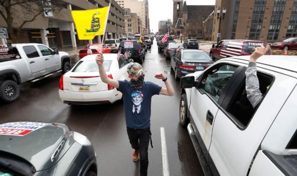 미국 미시간주에서 차들이 도로를 막고 봉쇄령 취소를 위해 시위하고 있다(출처: 미시간주 트위터 캡처)