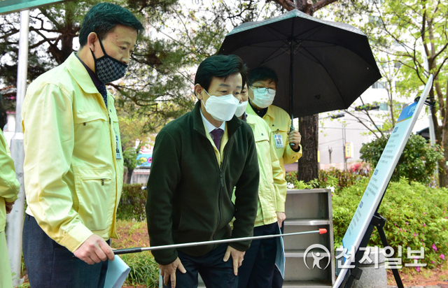 [천지일보 진주=최혜인 기자] 조규일 진주시장이 17일 가좌동 662-3번지 일대에 건립 중인 남부어린이도서관 현장을 방문해 사업 추진상황을 점검하고 있다.남부어린이도서관 건립사업은 연면적 약 1400㎡(지하 1층, 지상 3층) 규모에 총예산 58억원을 투입해 오는 2022년 개관을 목표로 추진하고 있다. (제공: 진주시) ⓒ천지일보 2020.4.17