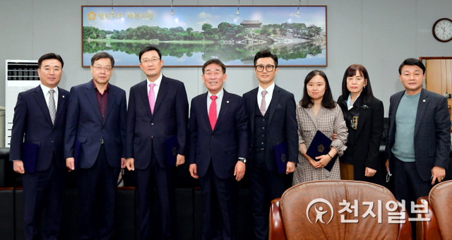 17일 진주시의회 의장실에서 박성도 시의회 의장(왼쪽 네번째)을 비롯한 관계자들이 참가한 가운데 2019회계연도 결산검사위원 위촉식을 열고 있다. (제공: 진주시의회) ⓒ천지일보 2020.4.17