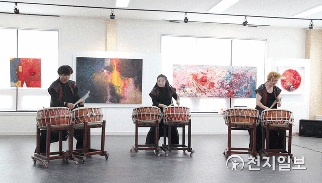 18일 열린 ‘국경없는 꽃 로즈박 SOUL Art Space’ 개관식에는 많은 문화 예술계 관계자들의 축하 공연이 펼쳐졌다. ⓒ천지일보 2020.4.18