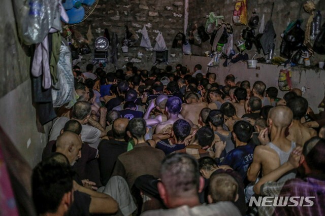 [모술=AP/뉴시스] 교도소 내 신종 코로나바이러스 감염증(코로나19) 집단감염 공포가 확산하고 있다. 사진은 지난 2017년 7월 18일 이슬람국가(IS) 조직원으로 의심되는 사람들이 이라크 모술 남부 교도소의 작은 방 안에 앉아 있다. 이라크, 이란, 시리아 그리고 중동 지역의 다른 나라들에서 죄수들은 위생이나 의료에 거의 접근하지 못한 채 수십 명씩 몰려든다.