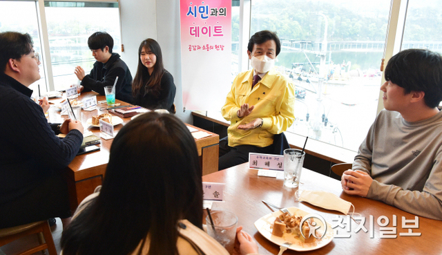지난 17일 신안동 한 카페에서 조규일 진주시장이 경상대학교 학생 10여명과 ‘시민과의 데이트’ 행사를 열고 있다. (제공: 진주시) ⓒ천지일보 2020.4.19