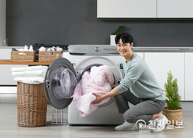 삼성전자가 지난 1월 출시한 ‘그랑데AI’ 세탁기에 국내 최대 용량인 24kg 신제품을 추가로 선보인다고 20일 밝혔다. (제공: 삼성전자) ⓒ천지일보 2020.4.20