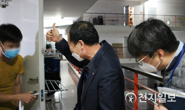 진주시 관계자들이 기관합동 불시점검을 펼치고 있다. (제공: 진주시) ⓒ천지일보 2020.4.21