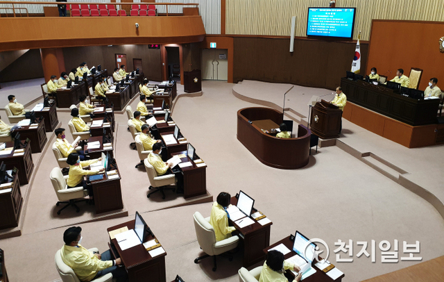 22일 오후 2시 제219회 진주시의회 임시회 제1차 본회의가 열린 가운데 정준석 부시장이 추가경정예산안에 대해 발표하고 있다. ⓒ천지일보 2020.4.22