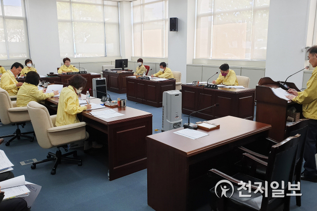 [천지일보 진주=최혜인 기자] 23일 진주시의회 1층 회의실에서 경제복지위원회가 부의된 의안을 심사하고 있다. ⓒ천지일보 2020.4.23