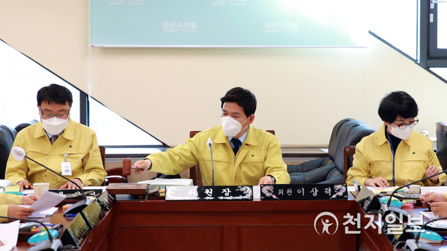 아산시의회 예산결산특별위원회(위원장 이상덕)가 23일 상임위원회에서 예비심사를 마치고 회부된 결과를 제2차 예결위를 통하여 심사의결 하고 있다. (제공: 아산시의회) ⓒ천지일보 2020.4.24