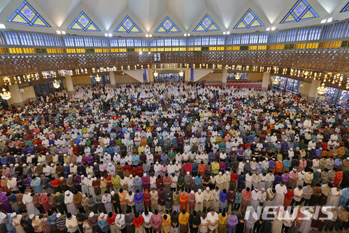 【쿠알라룸푸르(말레이시아)=AP/뉴시스】라마단 종료를 기념하는 이드 알 피트르 첫날인 15일 말레이시아 수도 쿠알라룸푸르의 한 이슬람 사원에서 무슬림 신도들이 기도드리고 있다.