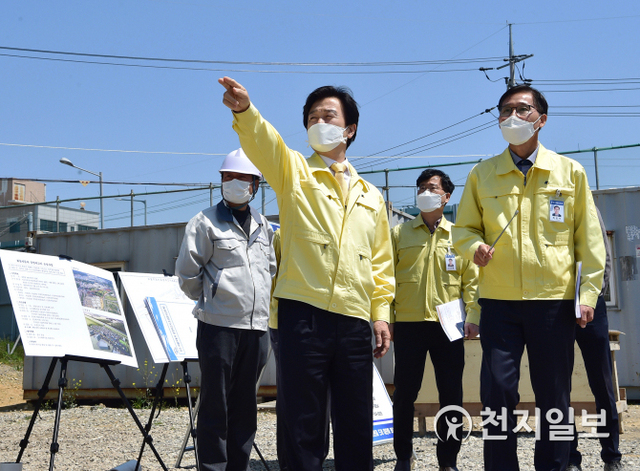 [천지일보 진주=최혜인 기자] 조규일 진주시장이 24일 가호동 일대에 추진 중인 화물자동차 공영차고지 조성현장을 방문해 추진상황을 점검하고 있다.화물차 차고지 조성은 총사업비 340억원을 투입해 불법 주정차 방지와 물류기반시설 확충을 위한 주차장 449면과 관리동·정비고 등을 조성하는 사업으로 오는 9월 준공을 목표로 추진 중이다. (제공: 진주시) ⓒ천지일보 2020.4.24