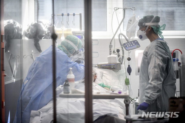 19일(현지시간) 이탈리아 롬바르디아주 브레시아의 한 병원 집중치료실에서 의료진이 환자를 돌보고 있다. (출처: 뉴시스)