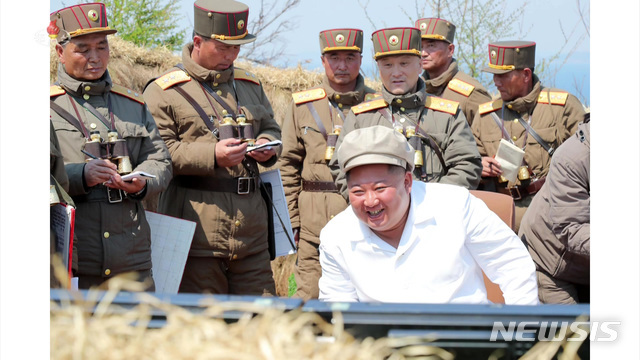 김정은 북한 국무위원장이 인민군 군단별 박격포병 구분대 포사격훈련을 지도했다고 조선중앙TV가 지난 10일 보도했다. (출처: 뉴시스)