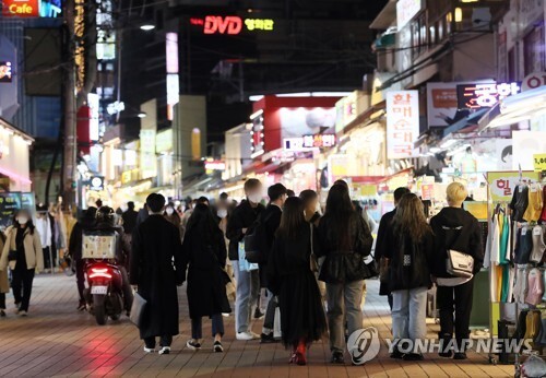 (서울=연합뉴스) 정부가 신종 코로나바이러스 감염증(코로나19) 확산 방지를 위해 실시한 '고강도 사회적 거리두기'를 완화한 가운데 24일 오후 서울 홍대 앞 거리가 붐비고 있다.