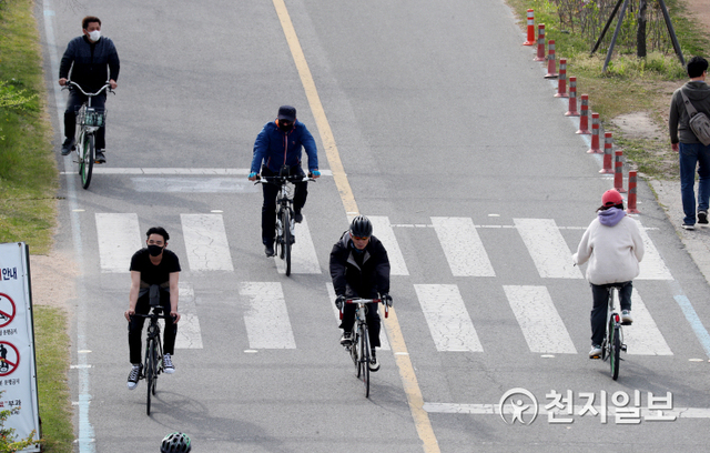 [천지일보=박준성 기자] 사회적 거리두기 완화 시행 후 첫 주말인 25일 서울 여의도 공원에서 시민들이 자전거를 타며 즐거운 시간을 보내고 있다. ⓒ천지일보 2020.4.25