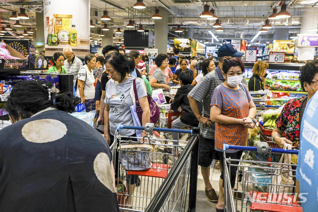 전국민 이동금지령이 선포된 직후인 지난달 27일 싱가포르 주민들이 식료품을 사기위해 마트로 몰렸다(출처: 뉴시스)
